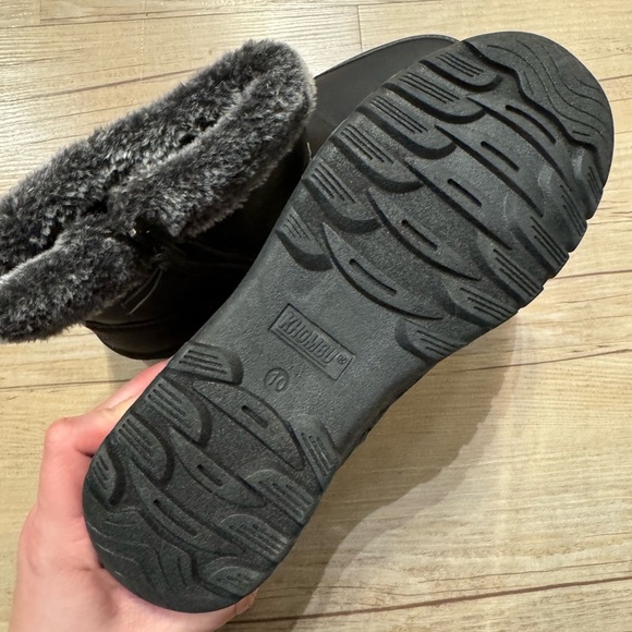 NWT Gray Fur-Lined Winter Boots - Picture 3 of 3